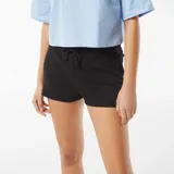 Short deportivo negro con cintura elástica ajustable con cordón.