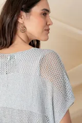 Chaleco largo de lurex calado color dorado, con escote en V.