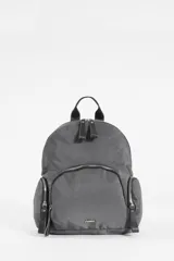 Mochila de diseño funcional en color verde grisáceo, confeccionada en poliéster. Cuenta con un compartimento principal amplio con cierre, un bolsillo frontal grande y dos bolsillos laterales con cierre. Incluye tiradores de cuero sintético y asa superior.