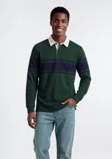 Polo de manga larga en tejido de punto, color verde con una franja horizontal ancha en azul marino en el pecho y cuello tipo polo en color crema.