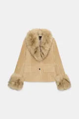 Blazer entallada de ante con cuello solapa y puños con aplicación de pelo sintético a contraste. Cuenta con cierre frontal de un botón y bolsillos delanteros con solapa.