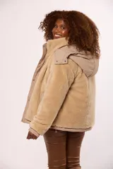 Campera reversible para mujer con diseño acolchado de nylon en un lado y corderito sintético en el otro. Cuenta con capucha, cierre frontal y mangas largas.