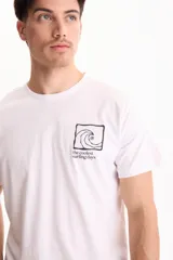 Remera blanca de manga corta y corte regular fit, con estampa en la espalda de estilo gráfico en blanco y negro con motivos de surf.