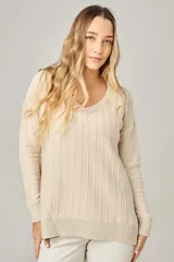 Sweater celeste de punto con escote en V y mangas largas.