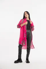 Vestido camisero largo fucsia con estampado de hojas grises, cuello camisero y mangas largas.