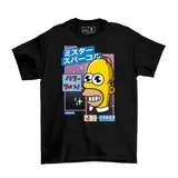 Remera negra de algodón con estampado frontal estilo anime de Homero Simpson, con texto en japonés y detalles gráficos coloridos.