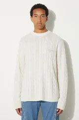 Sweater blanco de punto trenzado con cuello redondo y logo bordado en el pecho.