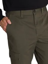 Pantalon cargo de corte recto color verde militar, con bolsillos laterales tipo sobre con solapa y bolsillos traseros de parche. Cuenta con cierre de cremallera y botón.