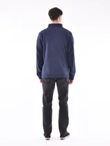 Buzo de polar color verde oliva, con cuello alto y cierre frontal parcial. Presenta puños y cintura acanalados.