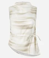 Blusa sin mangas de poliéster satinado con cuello alto y abertura en la espalda. Presenta un estampado abstracto en tonos beige y lazo en la cintura.