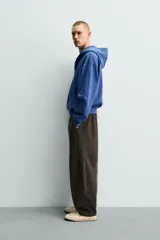 Hoodie con cierre frontal y capucha, color azul, de corte relaxed fit con interior afelpado y efecto lavado.