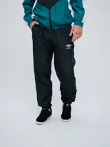 Pantalón de jogging Umbro negro con detalles de líneas en contraste, cintura elástica y puños ajustados en los tobillos.