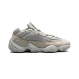 Championes Adidas Yeezy 500 Stone Salt, con capellada de malla y gamuza en tonos grises y suela adiprene.