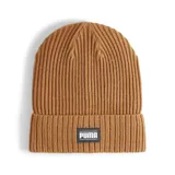 Gorro de lana Puma color tostado, con diseño acanalado y logo rectangular de la marca en el frente.