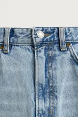 Pantalón jeans de corte recto y ajuste holgado, confeccionado en denim de algodón rígido. Presenta diseño clásico de cinco bolsillos, cierre frontal con cremallera y botón, con un acabado de lavado claro.