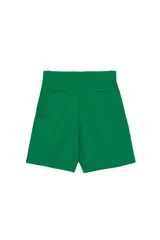 Bermuda cargo relaxed fit color azul marino, de tiro medio con pliegues frontales y presillas para cinturón. Cuenta con bolsillos laterales tipo cargo en las perneras y cierre frontal con cremallera y gancho metálico oculto.