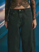 Jean de corte wide leg en color celeste claro con lavado desgastado. Presenta un diseño de cinco bolsillos, incluyendo bolsillos laterales tipo cargo, cierre frontal con botón y bragueta, y costuras reforzadas en las piernas.