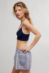 Bralette de encaje negro con copas triangulares, escote festoneado, tirantes finos regulables y banda inferior elastizada.