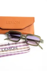 Lentes de sol con armazón rectangular de acetato color ocre translúcido y cristales degradados en tono violeta.