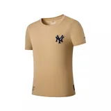 Remera de manga corta color beige, con cuello redondo y el logo de los New York Yankees bordado en el pecho.