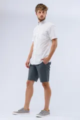 Bermuda clásica de gabardina color beige, con bolsillos traseros ojal con botón y etiqueta de la marca Legacy.