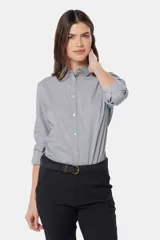 Camisa rayada entallada de manga larga, textura suave al tacto. Contiene spandex para un mejor calce.