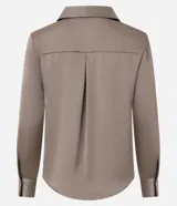 Camisa de satén azul marino, con cuello inglés, manga larga y cierre frontal con botones.