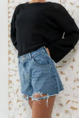 Short de jean celeste con lavado artesanal, corte extra wide, tiro alto y roturas en las piernas.