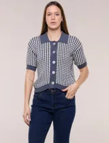 Cardigan de punto con patrón geométrico bicolor en gris y blanco, de manga corta, cuello polo y cierre frontal con botones nacarados.