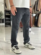 Pantalón de jean gris con lavado ácido, corte holgado de estilo oversize y diseño recto.