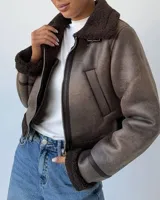 Campera marrón de cuero sintético con interior de piel sintética color marrón.