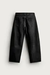 Jeans balloon fit de corte relajado y tiro medio, confeccionados en denim de algodón con efecto lavado y diseño clásico de cinco bolsillos.