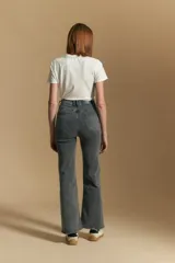 Pantalón de jean gris de corte recto y tiro alto.
