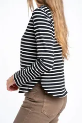 Remera de manga larga con diseño de rayas horizontales en blanco y negro, cuello redondo y corte ajustado al cuerpo.