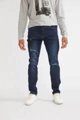 Jean de hombre color gris oscuro, corte recto, con roturas y logo bordado.