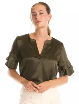 Blusa de satén color verde oliva, con cuello redondo y escote en V. Presenta mangas cortas con tres capas de volados superpuestos.