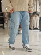 Pantalón cargo de jean gris con efecto acid wash, corte holgado, bolsillos laterales en las piernas y costuras reforzadas.