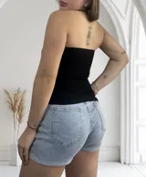 Top strapless negro con corte asimétrico en el ruedo.