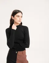 Polera negra de tejido de punto acanalado, con cuello alto y mangas largas.