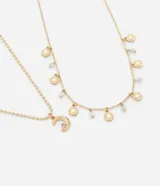 Set de dos collares dorados con dijes colgantes. Uno de cadena de esferas con dije de luna creciente con una piedra amatista. El otro, de cadena de eslabones con dijes de soles y cuentas blancas. Cierre con mosquetón.