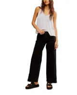 Jean negro de tiro alto, corte ancho y cinco bolsillos.