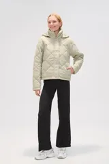 Campera acolchada de color negro con diseño de rombos, manga larga, capucha ajustable con cordones y cierre frontal con botones a presión.