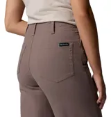 Pantalón Columbia modelo Roc Wide Leg Pant, de color marrón, con diseño de pierna ancha, tiro alto y bolsillos laterales inclinados.