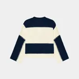 Sweater de tejido de punto grueso con diseño de rayas horizontales anchas en azul marino y blanco. Presenta un corte oversize, cuello redondo y el logo de la marca bordado en el centro en color bordó.