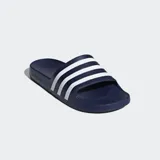 Sandalias tipo chinela Adidas Adilette, color azul marino con tres franjas blancas en la tira superior. Poseen plantilla contorneada y suela de poliuretano.