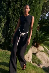 Pantalón de vestir negro de corte recto y tiro alto.