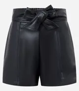 Short corto color marrón oscuro, confeccionado en poliuretano (PU) con textura que imita el cuero. Presenta cintura elástica en la parte trasera, lazo delantero para ajustar y recortes decorativos.