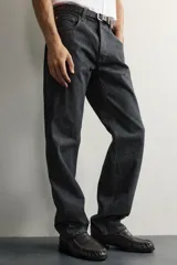 Jeans straight fit de denim oscuro de origen italiano, con tiro bajo, pierna recta y cinco bolsillos. Cierre frontal con botones.
