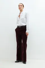 Pantalón acampanado de pana color chocolate, con cintura alta y corte holgado.