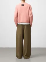 Jersey de punto con cuello redondo y manga larga, con acabado texturizado y remates en canalé en puños y bajo.